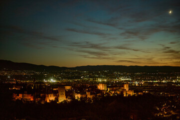 Obraz premium Panoramic night view of the Alhambra and Granada city from San Miguel Alto viewpoint