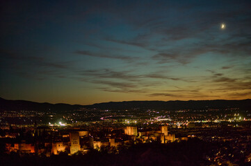 Obraz premium Panoramic night view of the Alhambra and Granada city from San Miguel Alto viewpoint