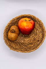 Conjunto de frutas en una cesta con un fondo blanco.