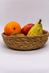 Conjunto de frutas en una cesta con un fondo blanco.