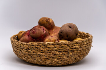 Papas en una cesta con un fondo blanco.