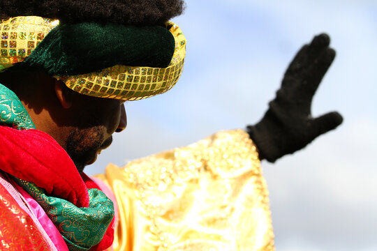 Reyes Magos Baltasar negro majestad de Oriente saludando a ni&ntilde;os en cabalgata