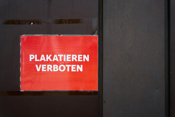 rotes Verbotsschild mit der deutschen Aufschrift Plakatieren verboten