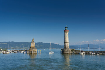 Hafeneinfahrt der Stadt Lindau am Bodensee mit Leuchtturm und dem bayerischem L&ouml;wen