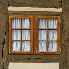 Fenster eines alten Fachwerkhauses in der Altstadt von L&uuml;neburg in Deutschland