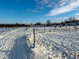 winterliche Schneelandschaft  auf den Feldern und &Auml;ckern im Norden von Berlin, Berlin-L&uuml;bars, Reinickendorf, Deutschland
