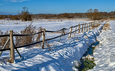 winterliche Schneelandschaft  auf den Feldern und &Auml;ckern im Norden von Berlin, Berlin-L&uuml;bars, Reinickendorf, Deutschland