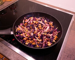 Pfannengericht aus Rothkohl, Wei&szlig;kohl und N&uuml;ssen