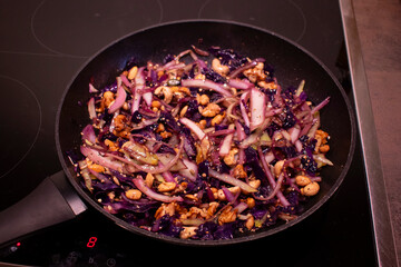 Pfannengericht aus Rothkohl, Wei&szlig;kohl und N&uuml;ssen