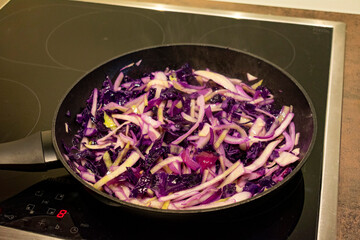 Rothkohl und Wei&szlig;kohl wird in der Pfanne angebraten