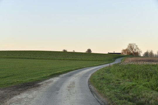Route secondaire de campagne au cr&eacute;puscule &agrave; Ghislenghien (Ath)