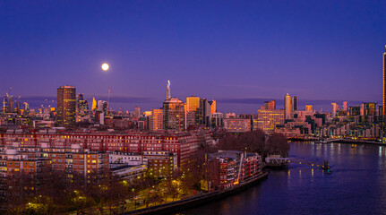 Naklejka premium London skyline panoramic sunset with London Eye and City skyscrapers, UK