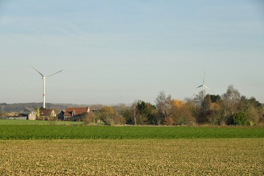 Vaste prairies et village pr&egrave;s d'un parc &eacute;olien &agrave; Ghislenghien (Ath)
