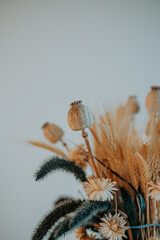 Bouquet de fleurs s&eacute;ch&eacute;es et gramin&eacute;es dans un vase minimaliste, concept de d&eacute;coration int&eacute;rieure boh&egrave;me