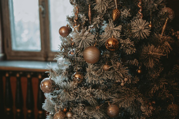 Sapin de Noel d&eacute;cor&eacute; pr&egrave;s d'une fen&ecirc;tre avec lumi&egrave;re douce d'hiver 