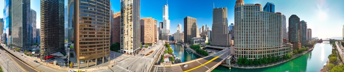 Obraz premium Panoramic drone shot of Chicago skyline with skyscrapers lining the Chicago River