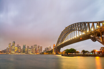 Obraz premium Sydney Harbour Bridge Glowing in Evening Blue Hour