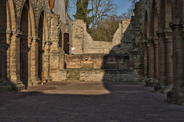 Innenansicht der monumentalen Kirchenruine Memleben, Blick durch die romanischen Arkaden auf das...
