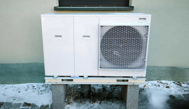 Eine umweltfreundliche W&auml;rmepumpen f&uuml;r die Heizung vor einem Haus