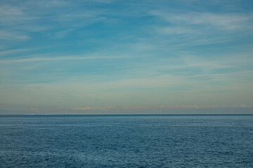 Fototapeta premium Ocean water stretches to the horizon with blue sky above
