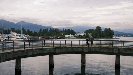 Parc Coal Harbour &agrave; Vancouver, Canada. Vue sur l'eau depuis un pont.