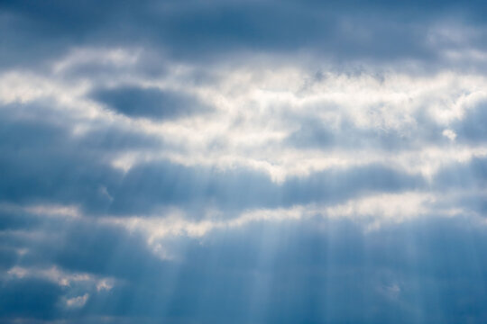 冬の山から見た空　雲の隙間から光差す06