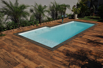 &aacute;gua de piscina transparente no ver&atilde;o , paisagismo tropical