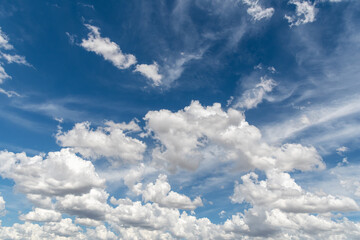 Obraz premium Cumulus and cirrus clouds in the blue sky