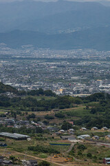 夏の山梨県南アルプス市の街並み