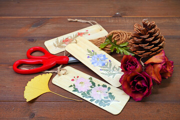 Handmade Bamboo Bookmark with Pressed Flowers, DIY bookmark ideas 