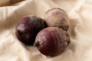 布の上に置かれたビーツ（テーブルビート）