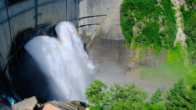 黒部ダム　観光放水
