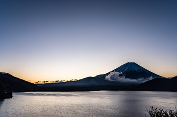 日本山梨県本栖湖からの富士山と初日の出
