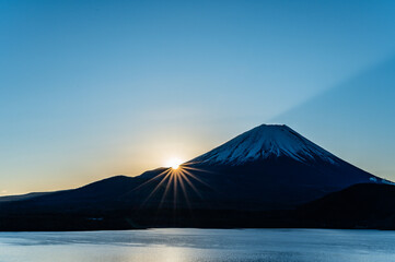 日本山梨県本栖湖からの富士山と初日の出
