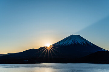 日本山梨県本栖湖からの富士山と初日の出