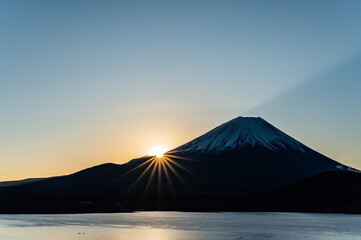 日本山梨県本栖湖からの富士山と初日の出