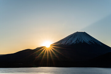 日本山梨県本栖湖からの富士山と初日の出