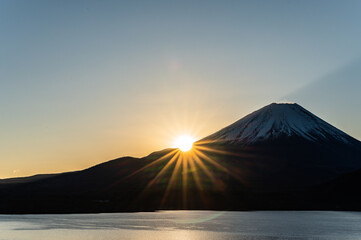 日本山梨県本栖湖からの富士山と初日の出