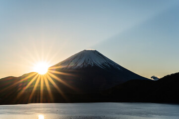 日本山梨県本栖湖からの富士山と初日の出