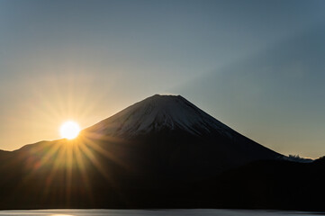 日本山梨県本栖湖からの富士山と初日の出
