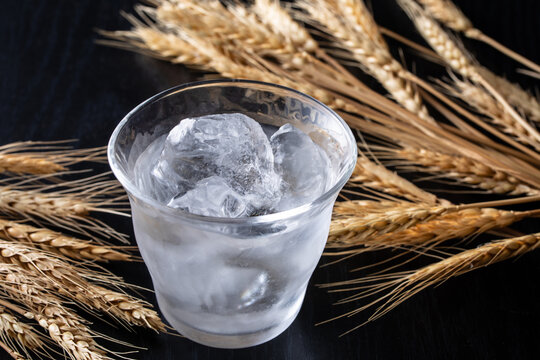 日本のお酒、麦焼酎のロック