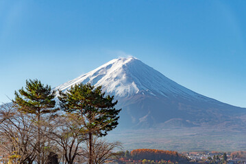 Fototapeta premium Mount Fuji, the iconic symbol of Japan, during the season of autumn foliage, a period of exceptional beauty.kawaguchiko,japan.