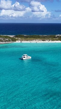 Exuma Skyline In Exuma Black Point Bahamas. Boat Sailing With Tourists Enjoying The Trip In A Sunny Day. Paradise Skyline Recreation Wanderlust. Paradise Water Edge Shore. Exuma Black Point.