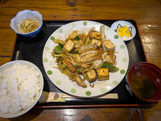 沖縄の定食屋の食事