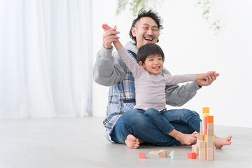 子供と遊ぶ男性保育士