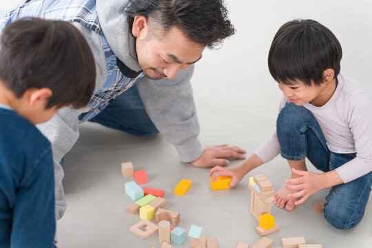 子供と遊ぶ男性保育士