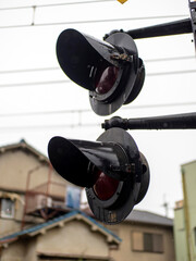 雨に濡れた踏切の警報器