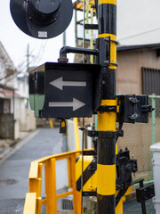 雨に濡れた踏切の警報器
