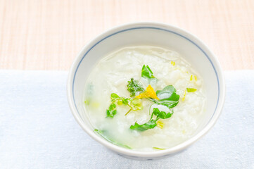 茶碗に入った七草粥