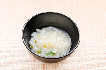 黒い器に入ったお粥